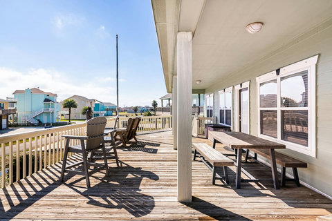 Long covered deck with dining tables