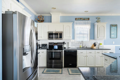 Full kitchen with everything you need to cook