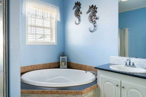 Corner soaking tub