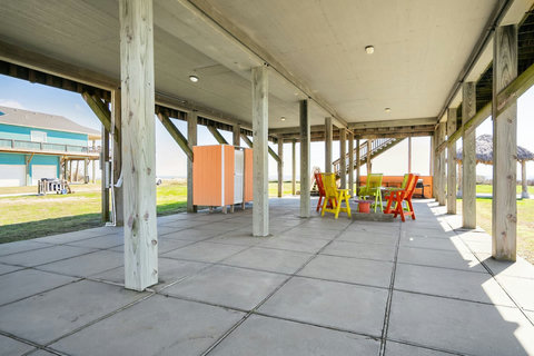 Big shaded patio under the house