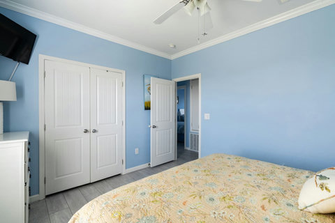 Double closet for your beach gear