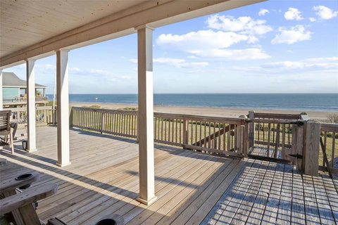 Wraparound deck overlooking the beach