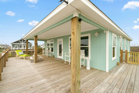 Covered deck with loungers