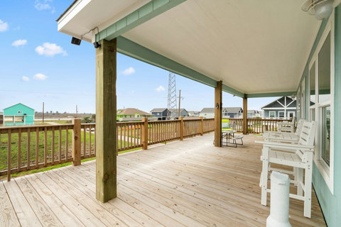 Covered deck along the side of the house