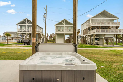Hot tub with a view of the neighborhood