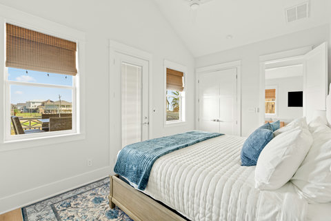 King bedroom with a door to the deck