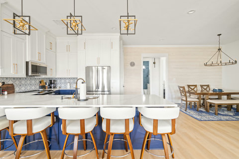 Long kitchen bar with seating for six