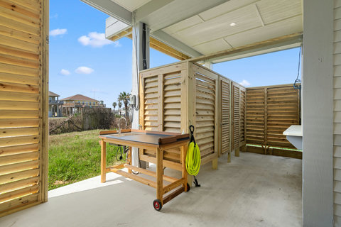 Outdoor shower and rinse station