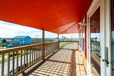 Upstairs balcony with a view over the area