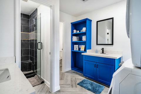 Bath with a glass shower and open shelves