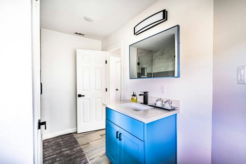Bath vanity