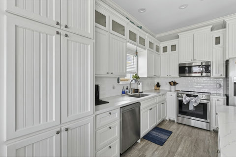 Plenty of cabinets and counter space for big meals