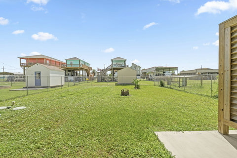Fully fenced yard for kids and dogs
