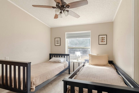 Bedroom with two twin beds