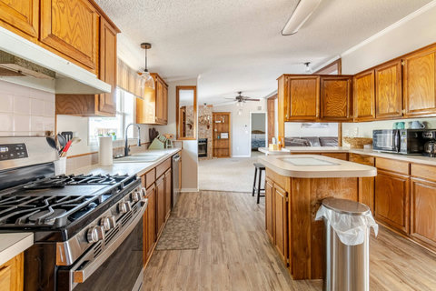 Five-burner gas range and plenty of counters