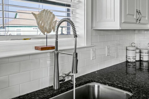 Pull-down faucet and subway tile backsplash