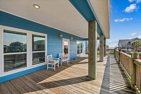 Long covered deck along the side of the house