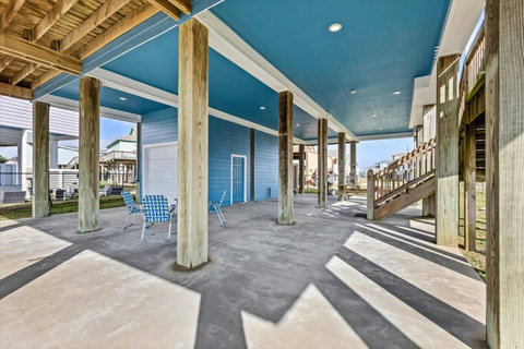 Big shaded patio under the house