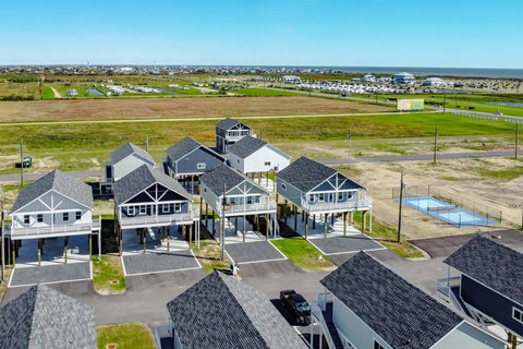 Aerial view: the Gulf is just across the highway
