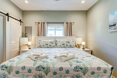 King bed with seashell bedding