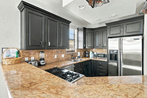Gas cooktop and plenty of granite counter space