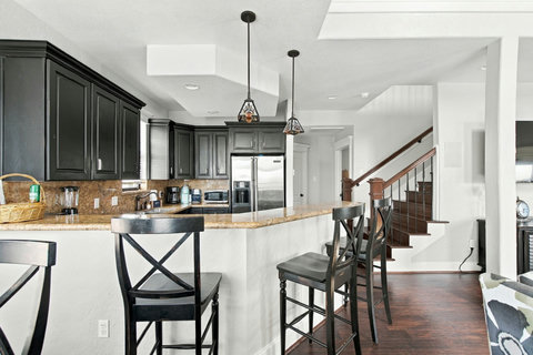 Kitchen bar with stools, open to the living area
