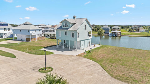 Big driveway with room for several cars