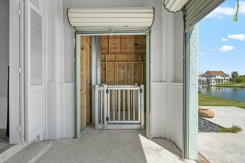 Cargo lift for luggage and groceries (extra fee)