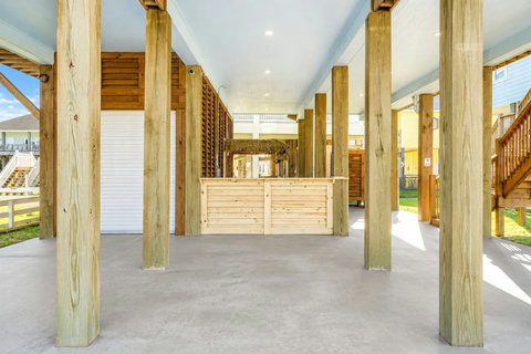 Big shaded patio under the house