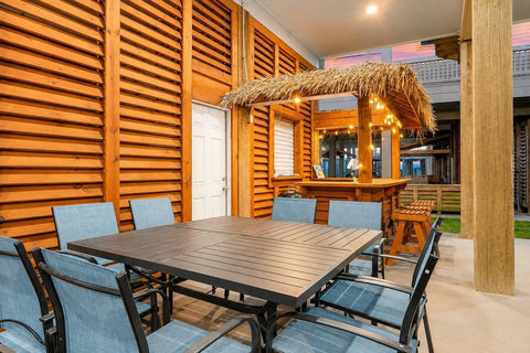 Outdoor dining by the tiki bar