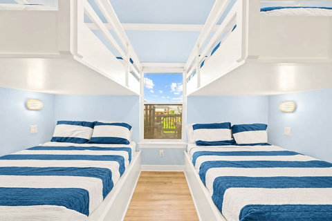 Queen bunks with room for the whole crew