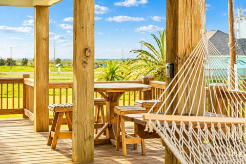 Hammock and picnic table on the deck