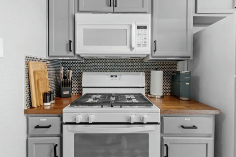 Gas range with plenty of cookware