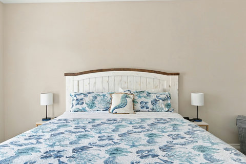 King bed with coastal bedding