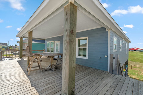 Outdoor dining on the deck