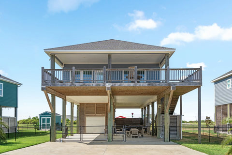 Big shaded patio and parking under the house