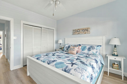 King bedroom with a double closet