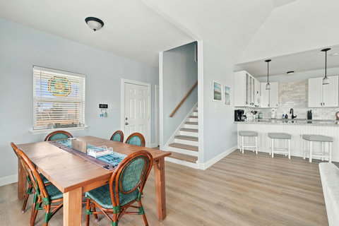 Dining area next to the kitchen