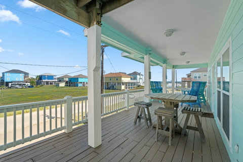 Deck dining with a breeze off the Gulf