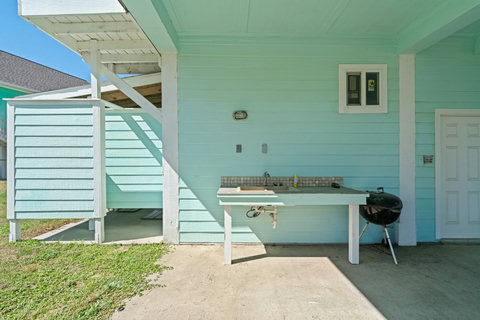 Fish-cleaning sink and charcoal grill