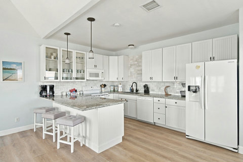 Breakfast bar and plenty of cabinets