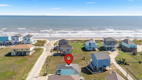 Aerial view: about a two-minute walk to the beach