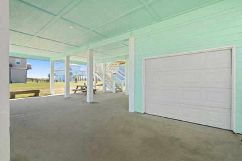 Big shaded patio under the house