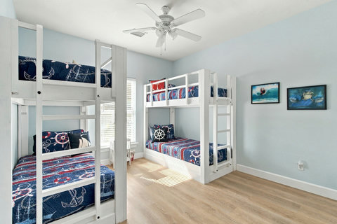 Bunk room with two twin-over-twin bunks