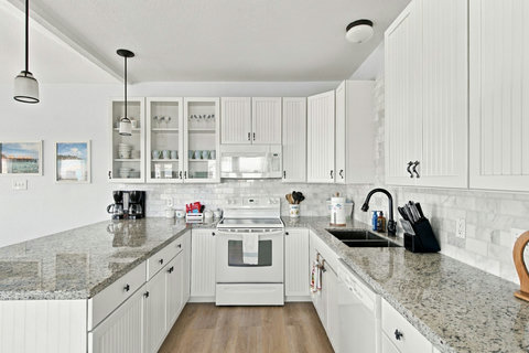 Full kitchen with granite counters
