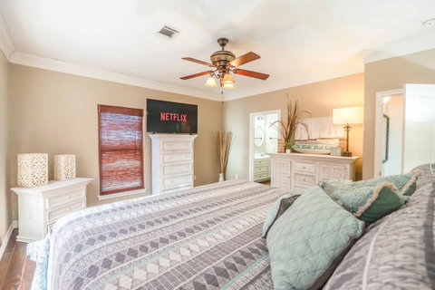 King bedroom with its own bath