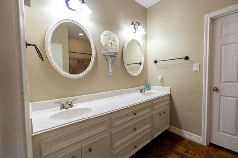 Double vanity in the bath