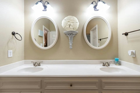 Double vanity with round mirrors