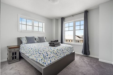 Queen Bed - Master bedroom with ensuite bathroom