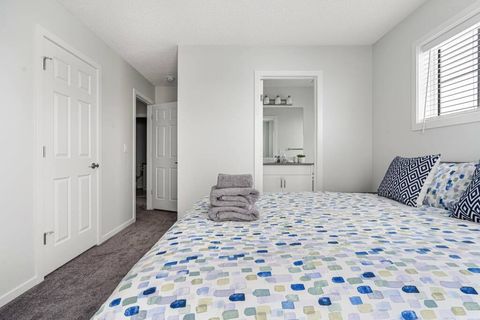 Queen Bed - Master bedroom with ensuite bathroom
